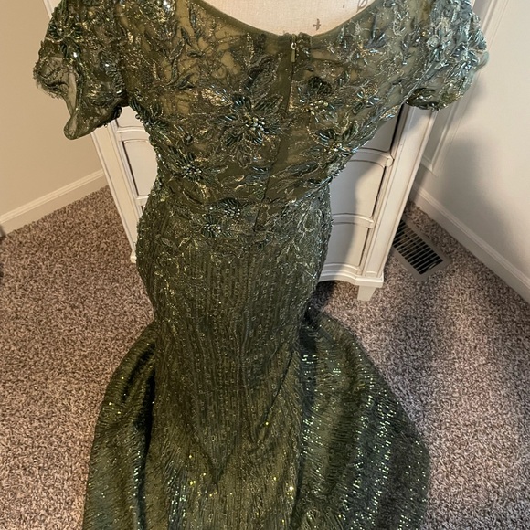 Mac Duggal 20282 Short Sleeve Embroidered Dress Gown Olive Sz 4 $798 - Picture 8 of 15